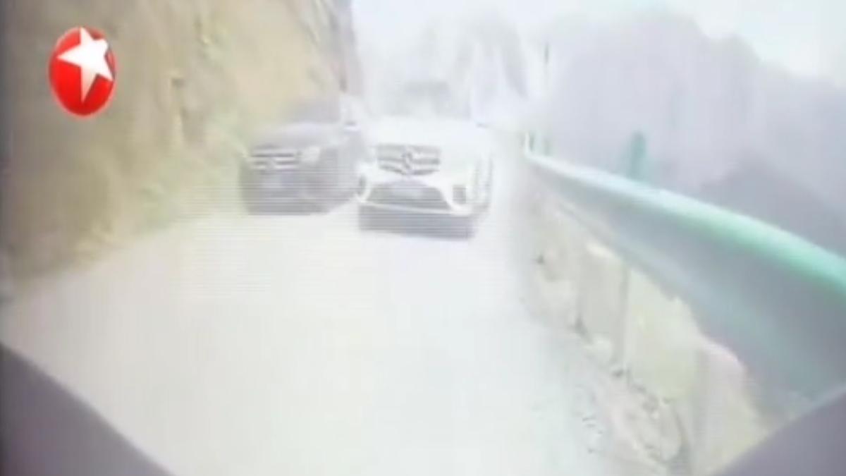 大陸一名女子開豪車逆向逼車騎士，下車不道歉還踹車引發討論。（圖／上海東方衛視）