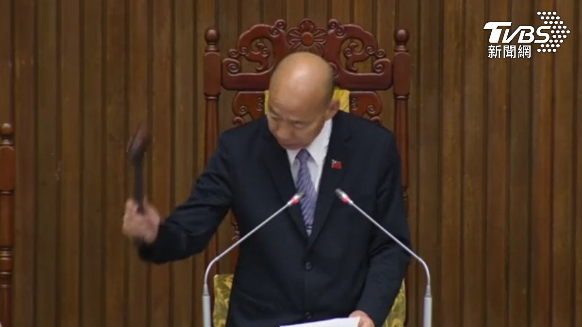 立法院長韓國瑜敲槌,宣布貨物稅條例修正草案三讀通過。(圖/TVBS)