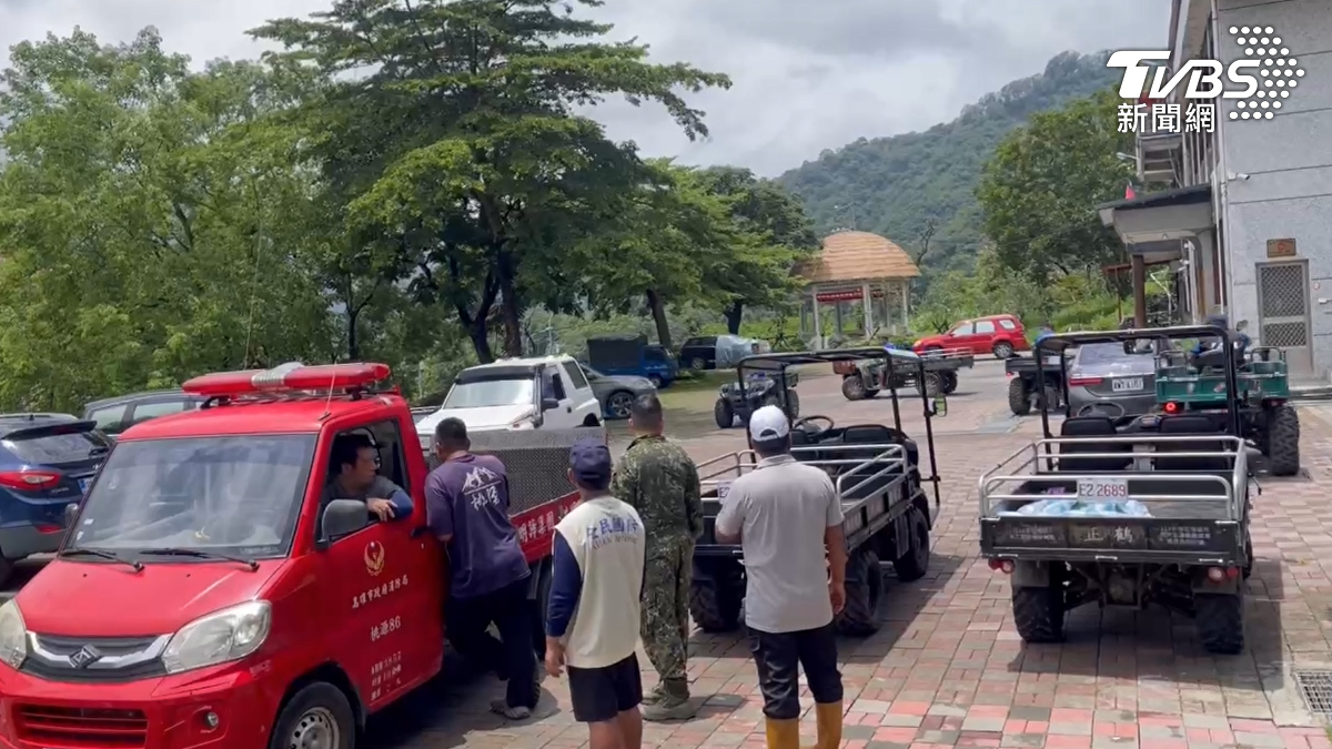 桃源區公所徵召部落內的農耕機組成車隊,為部落運送急需物資。(圖/TVBS)