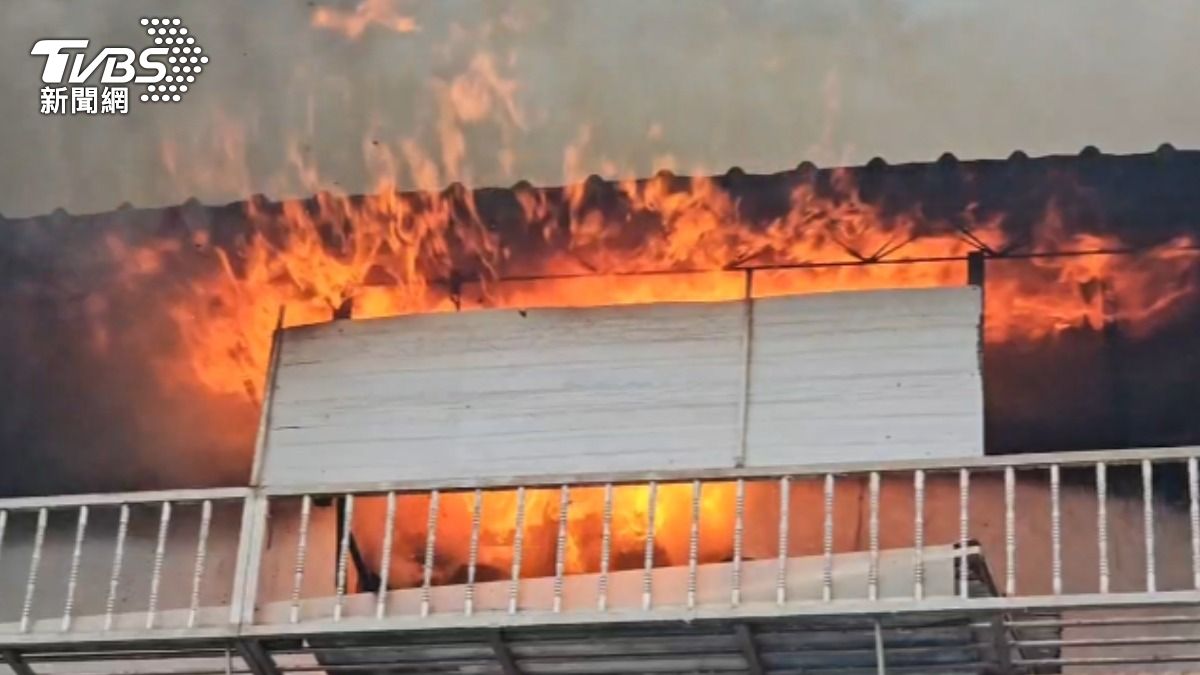 快訊/基隆民宅起火「黑煙直竄天際」傳爆炸聲 1人倒臥死亡