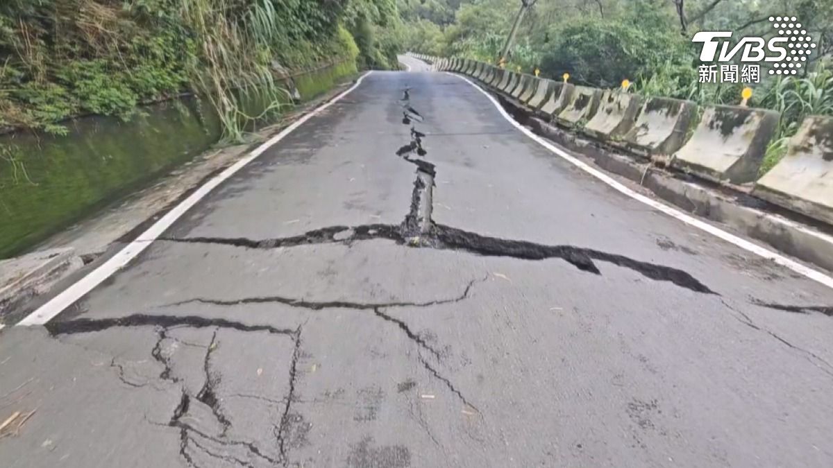 南台灣豪雨災情持續嚴重,屏東三地門鄉的柏油路面出現數十公尺長的裂縫。(圖/TVBS)