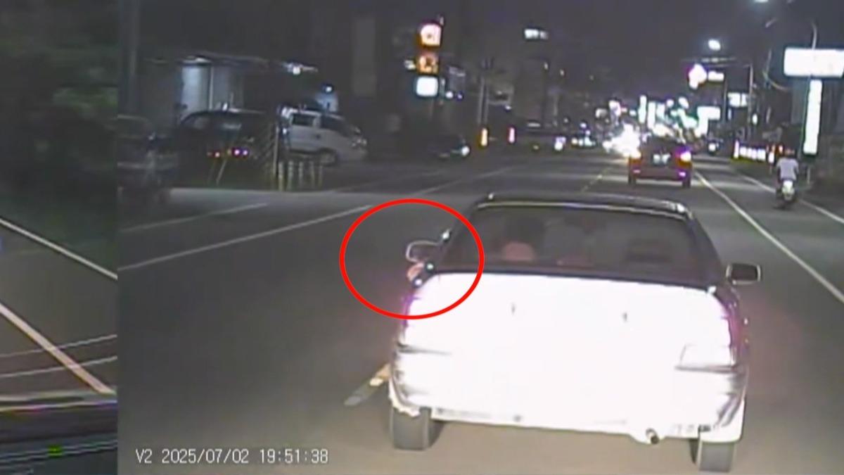 轎車惡意阻救護車 駕駛伸手車窗外闖紅燈。(翻攝WoWtchout-地圖型行車影像分享平台)