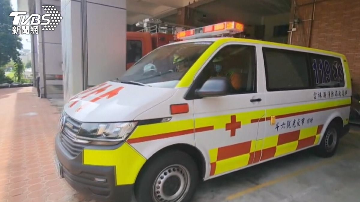 惡意阻救護車!駕銀轎「一手伸窗外」闖紅燈 患者命危險遭延誤就醫。(圖/TVBS)