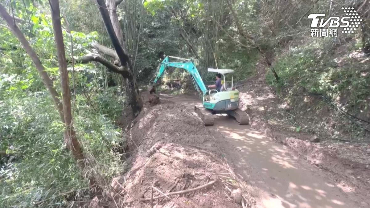 高雄桃源區土石堆積在道路上,怪手正加緊進行清理作業。(圖/TVBS)