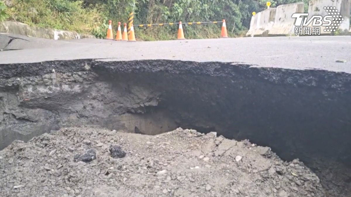 屏東三地門鄉的柏油路面出現數十公尺長的裂縫,因路基掏空而產生高低落差。(圖/TVBS)
