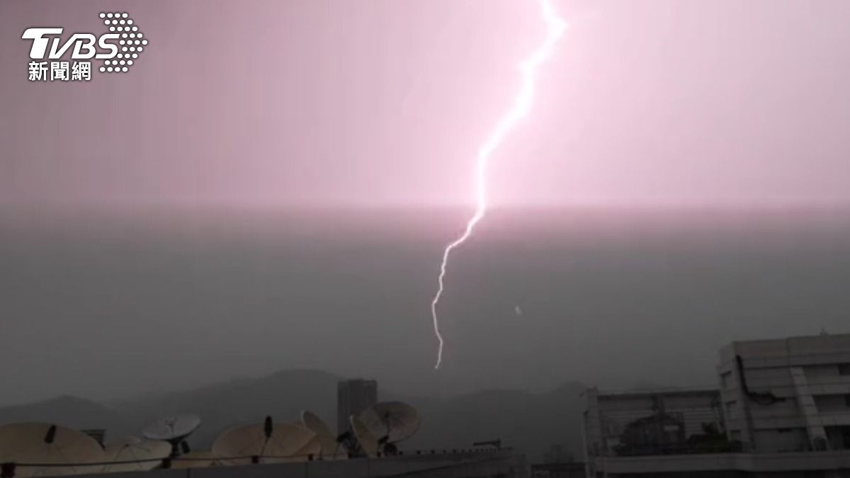 大雷雨轟炸雙北。(圖/TVBS)