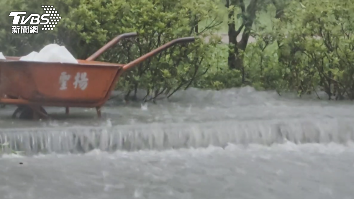 雨彈襲擊雙北,大安森林公園現瀑布。(圖/TVBS)