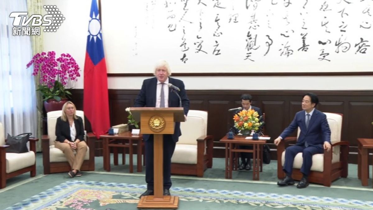 前英國首相強生獲邀訪台,5日會晤賴總統時,直言「中國對台灣的霸凌毫無根據」。(圖/總統府)