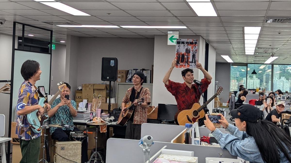 鳳小岳鳳小岳打造「辦公室快閃」不插電彈唱會。(圖/硬柿子工作室提供)