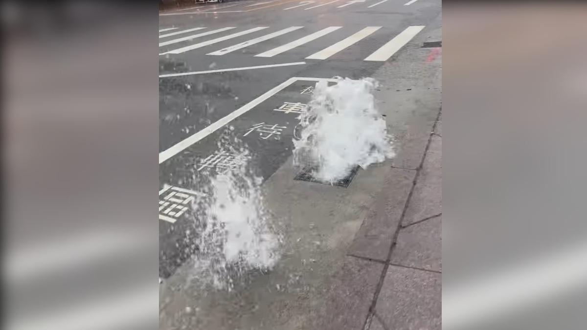 雨襲台北,101外出現噴泉。(圖/threads「台大權志龍」授權提供)