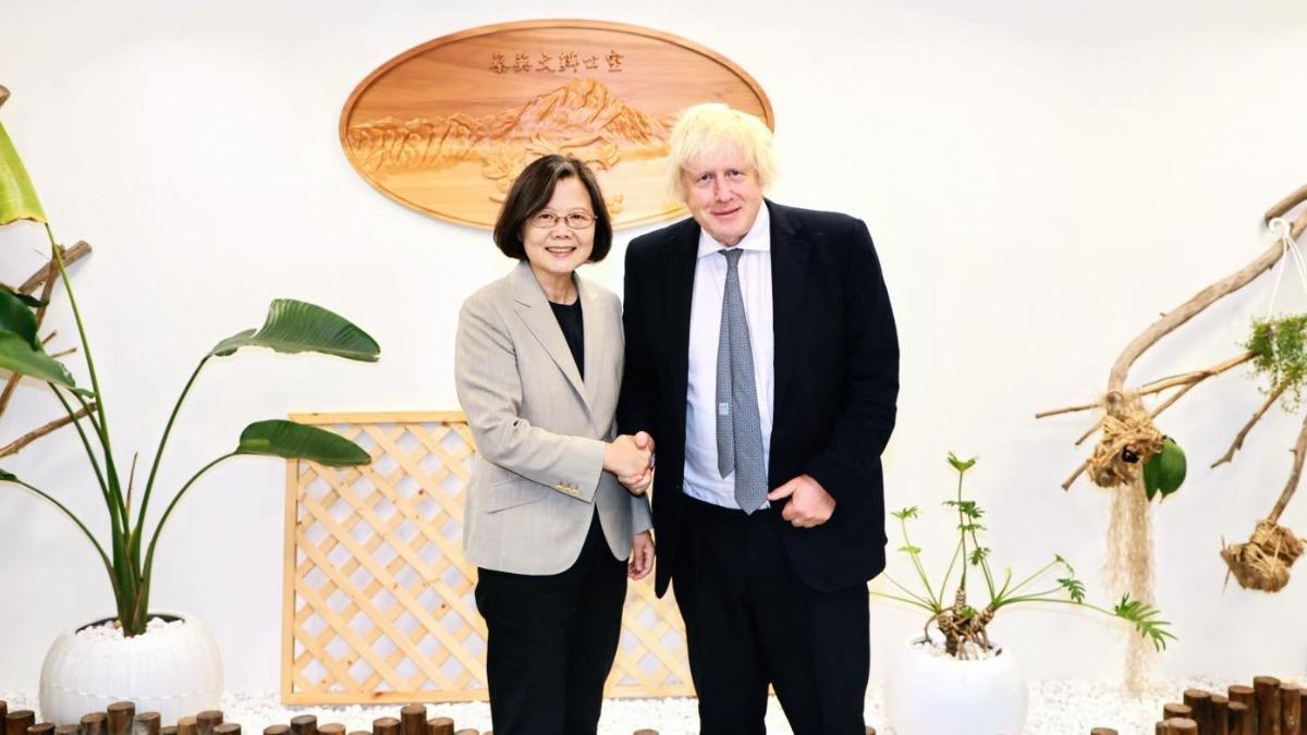 蔡英文會見強生!曬同框照喊話:感謝英國長期對台灣的支持
