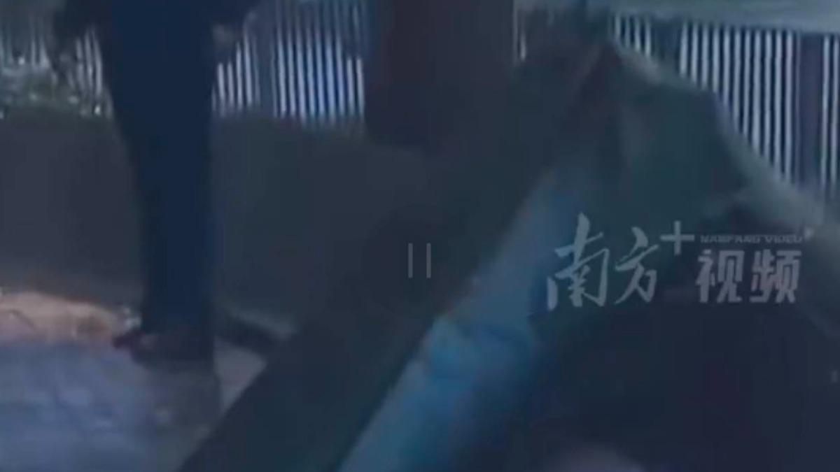 警方最後在死者「身體裡」找到「失蹤的頭顱」。(圖/翻攝自微博「南方+視頻」)
