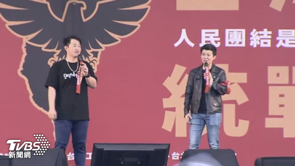 台北市議員苗博雅419遊行時,站在納粹老鷹背板前宣講,遭國民黨立委羅智強點名。(圖/TVBS)