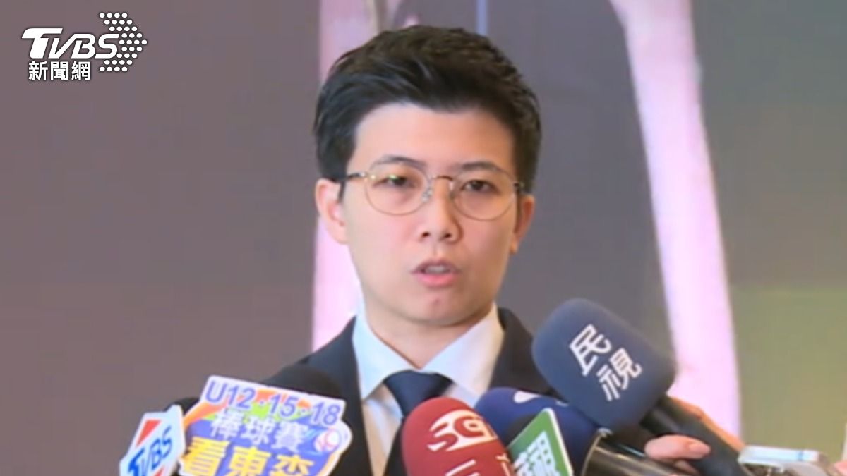 台北市議員苗博雅419遊行時,站在納粹老鷹背板前宣講,遭國民黨立委羅智強點名。(圖/TVBS)