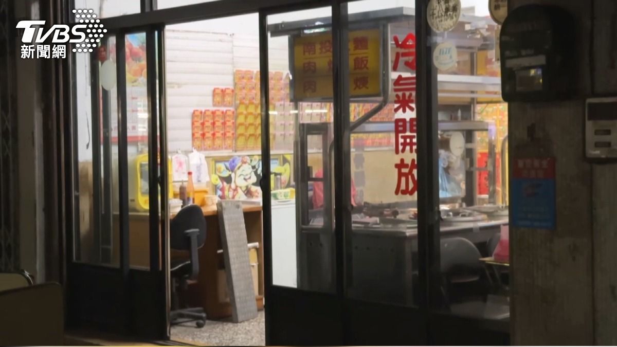 糾紛未了!蔡阿嘎突襲蘿拉x老家麵店 捧場宣傳盼生意好才有錢還。(圖/TVBS)