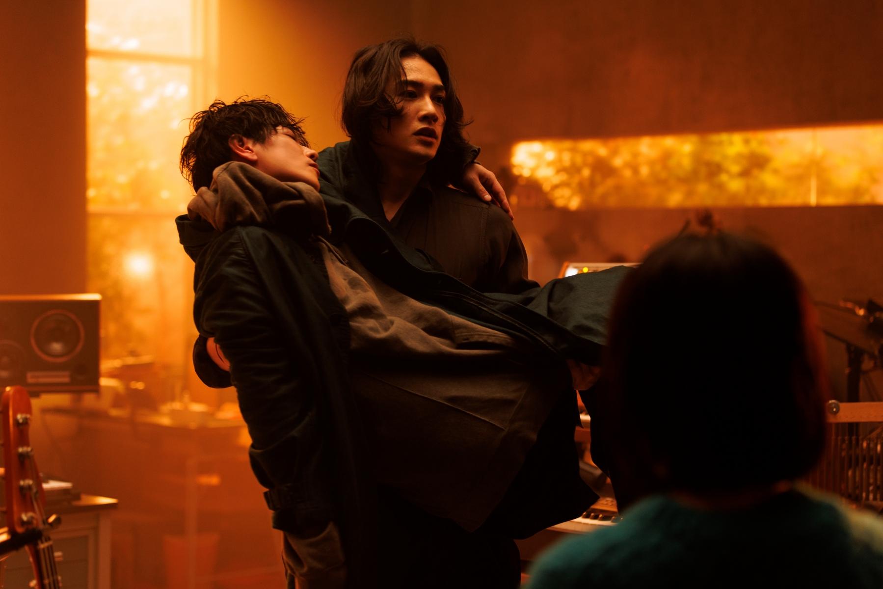 不過更讓劇迷更有印象的可能是町田啓太（右）公主抱起佐藤健。（圖／Netflix提供）