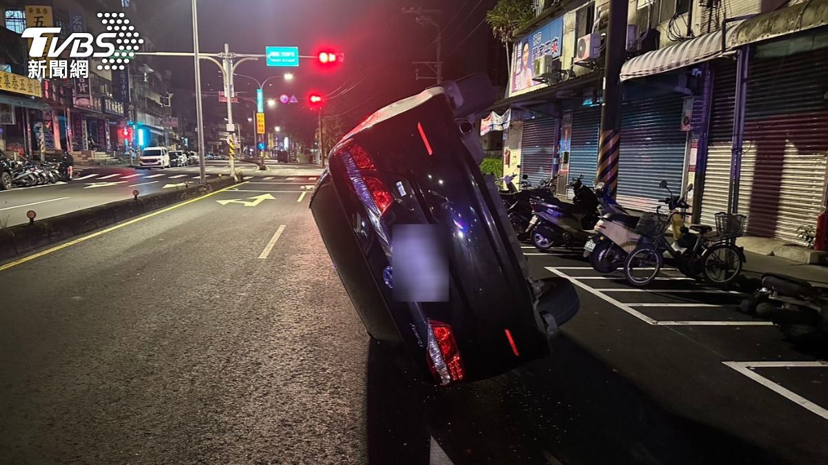 驚險！疑「疲勞駕駛」釀禍　台北38歲男「連撞3車」後側翻路中