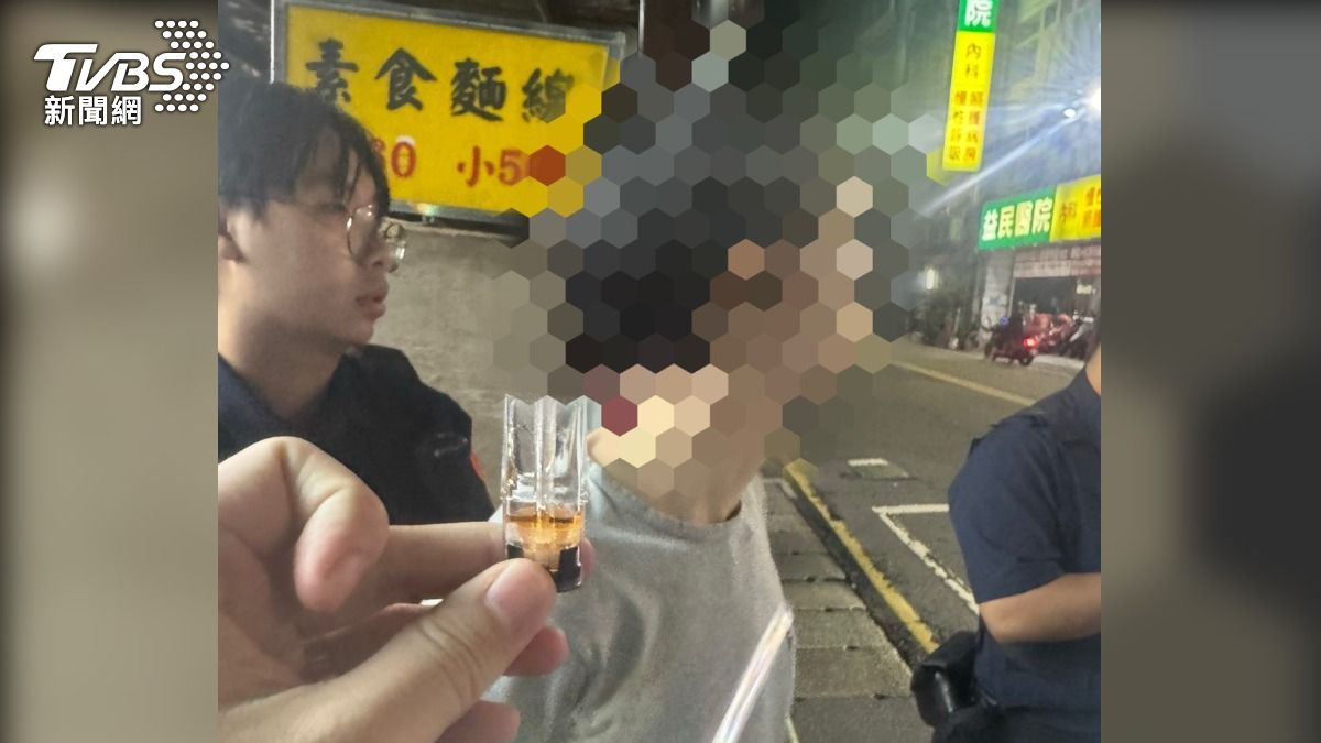在盤查進行時，後座乘客陳姓男子（35歲）突然慌張地丟出一顆菸彈，企圖銷毀證物，卻立刻被警方察覺。（圖／TVBS）