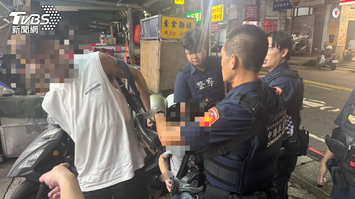 警方當場告知兩名男子權利後逮捕，並依毒品危害防制條例移送新北地檢署偵辦。（圖／TVBS）