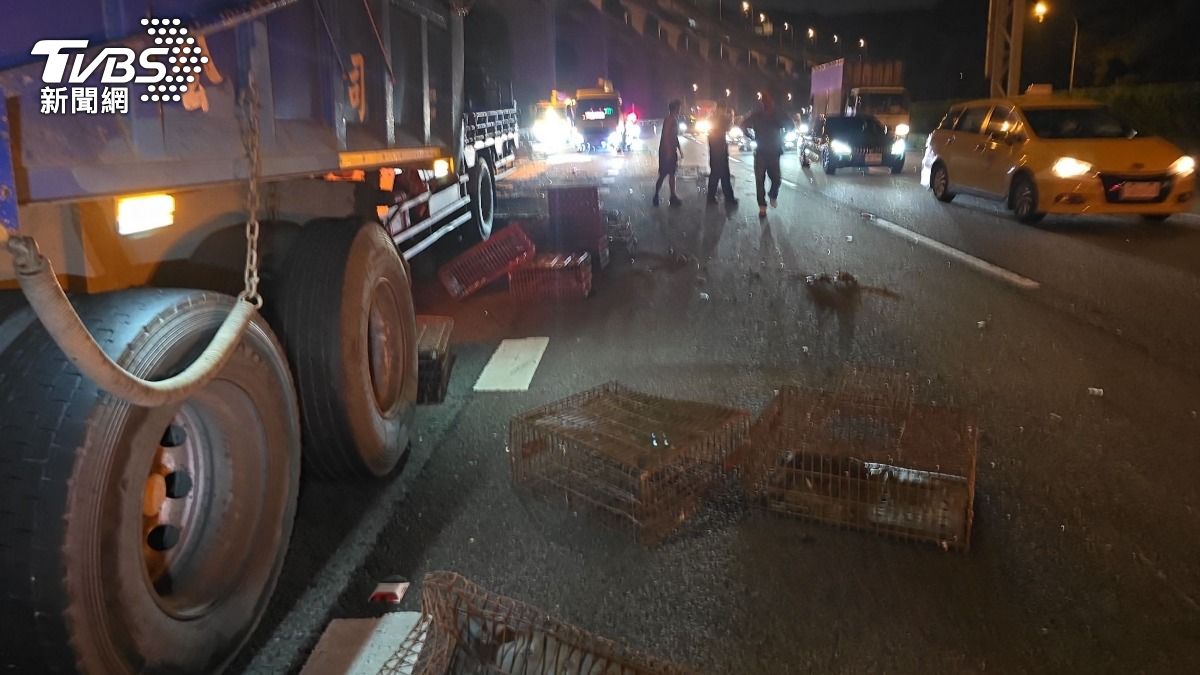 事故現場鐵籠散落，導致後方聯結車及2輛自小客車閃避不及相繼撞擊。（圖／TVBS）