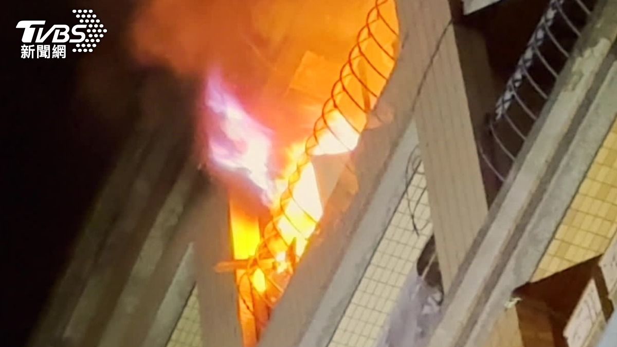 台中住宅大樓深夜惡火！獨居男困陽台死亡　屋內散落菸蒂