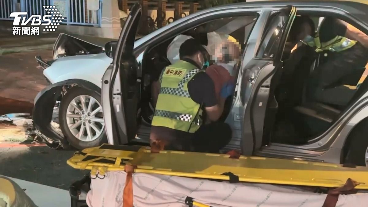 台中轎車詭撞橋墩！男駕駛「嘴噴血受困」車頭撞爛冒煙