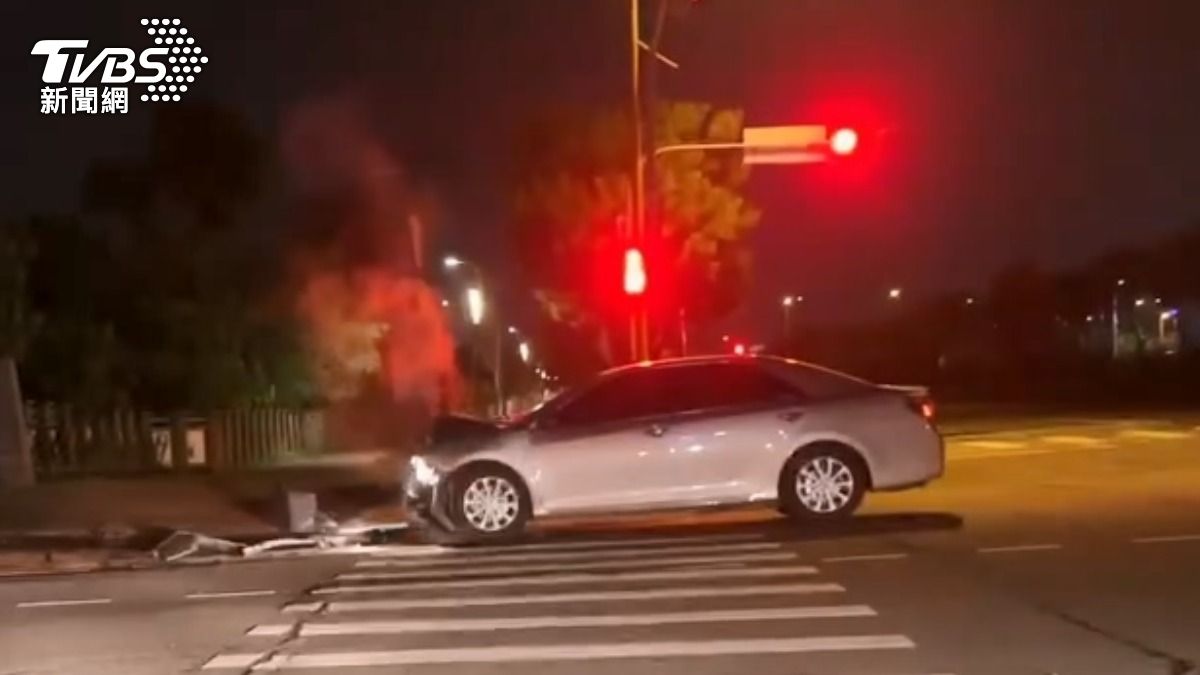 台中男駕駛自撞受困車內。（圖／TVBS）
