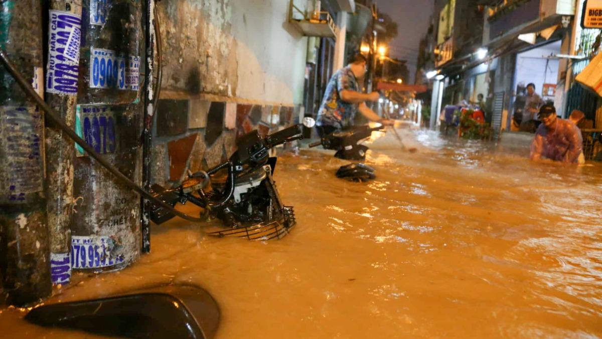 越南胡志明市突降暴雨!半小時內水淹1公尺 居民水桶舀水慘況曝
