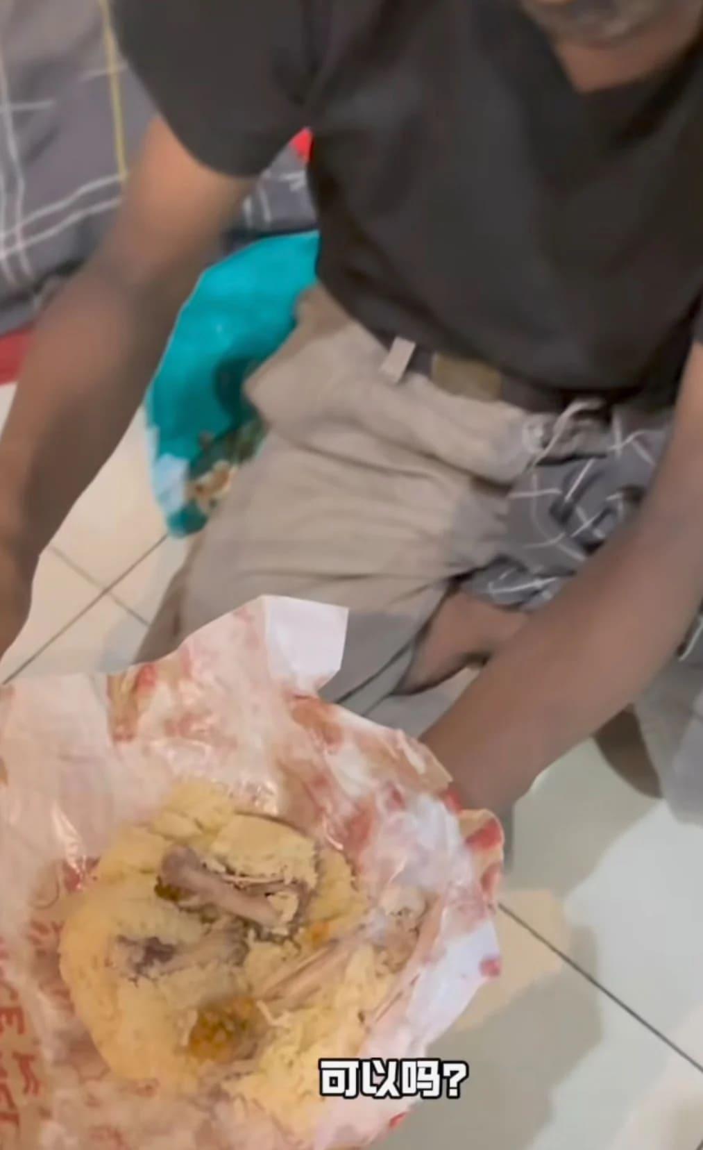 3人把雞骨頭包在飯中給流浪漢。(圖/翻攝自中國報)