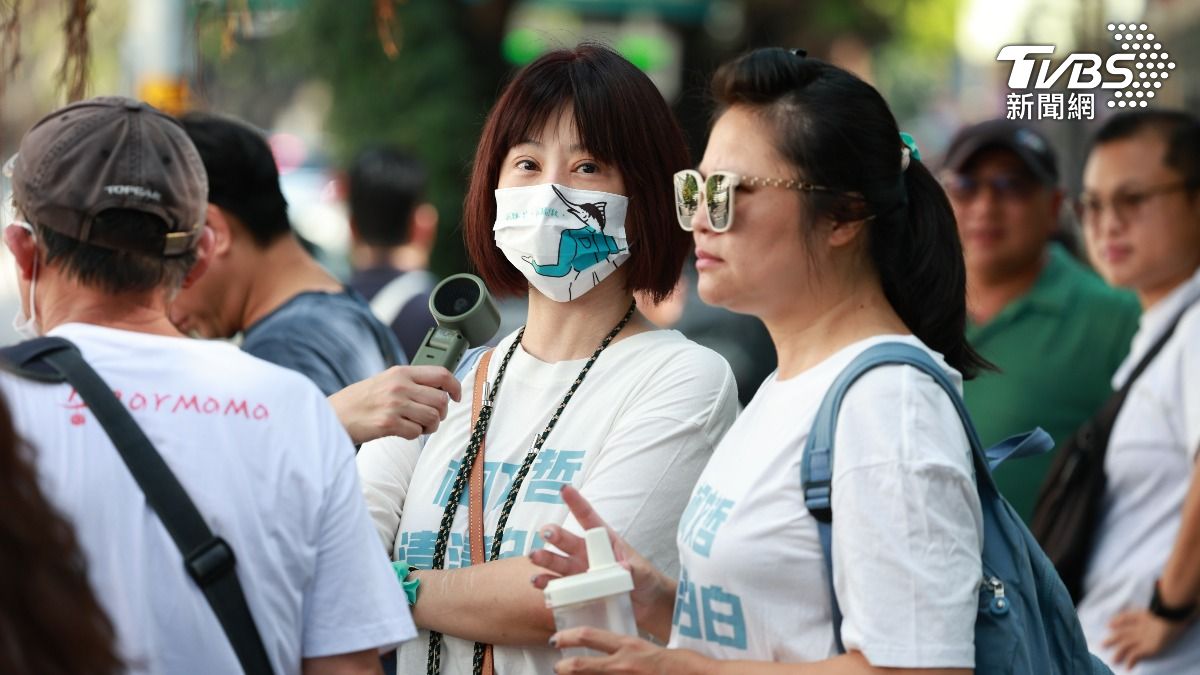 柯文哲支持者小草一大早就現身北院外為柯慶生。（圖／華子琛攝）