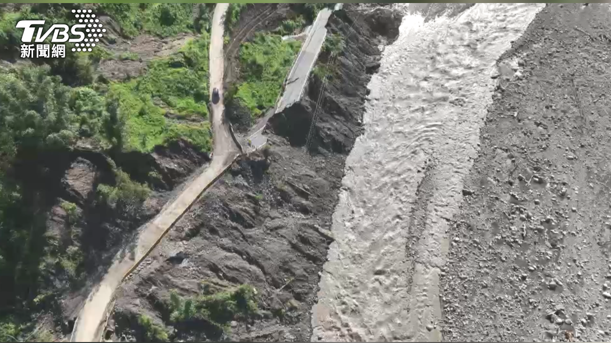 空拍台29線4.5K，仍然可以看到斷掉的路面，替代道路已經暢通（圖／TVBS）