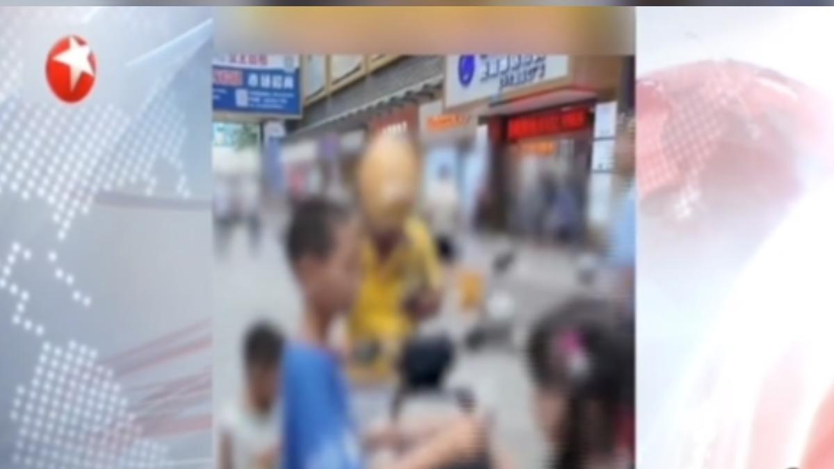 深圳近來出現所謂的「跑樓小孩」，他們幫外送員跑上樓送餐，趁暑期賺點零用錢。（圖／上海東方衛視）