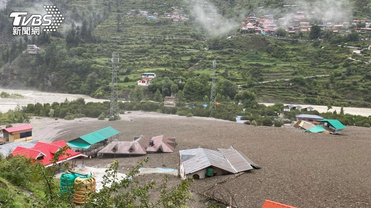 印度北部山區因連日豪雨遭山洪突襲，泥流瞬間吞沒整個村莊、沖毀多棟建築，造成至少4人罹難，百人失聯。（圖／達志影像美聯社）