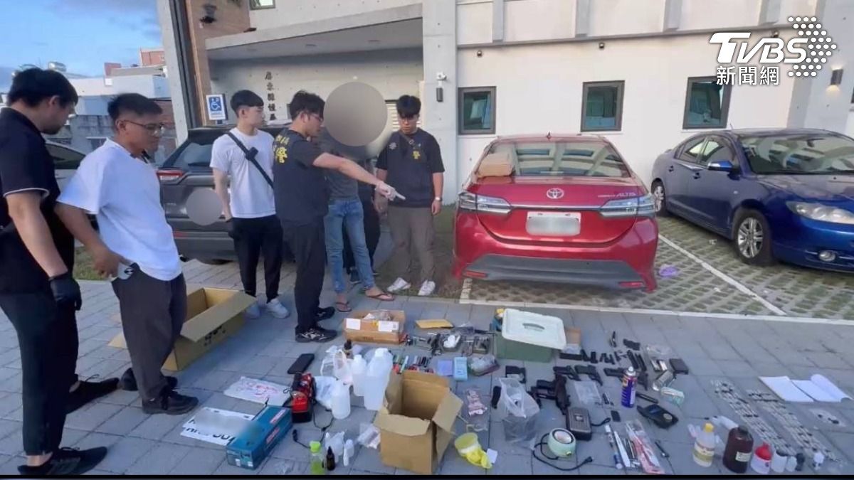 警方在朱姓毒師車內查獲大批改造槍械及喪屍煙彈等原料、毒品。(圖/TVBS)