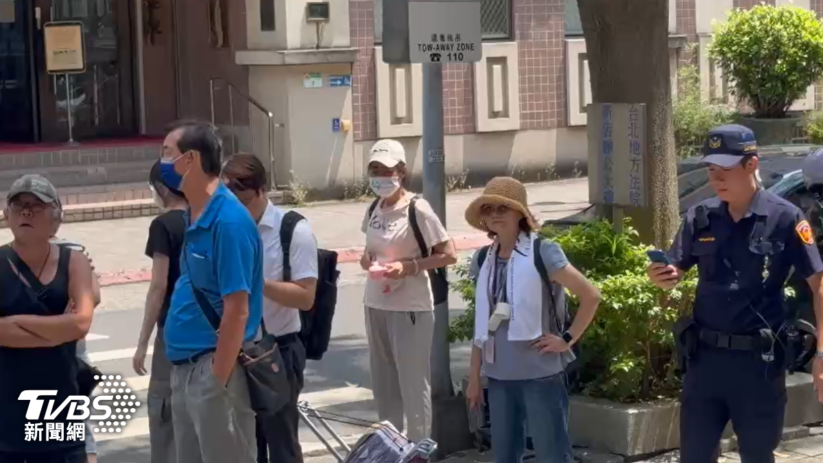 鍾小平受訪時，柯文哲支持者小草全程在旁敲木魚。（圖／劉庭宇攝）
