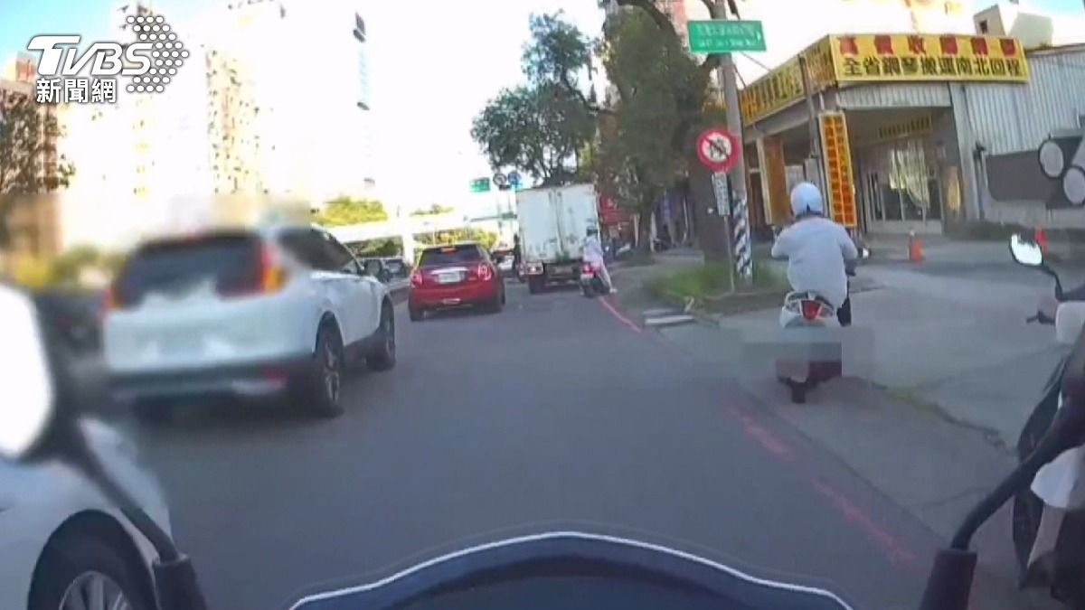 他怕被通緝狂逃逸蛇行逆向！警查「沒通緝」下場卻超慘。(圖／警方提供)