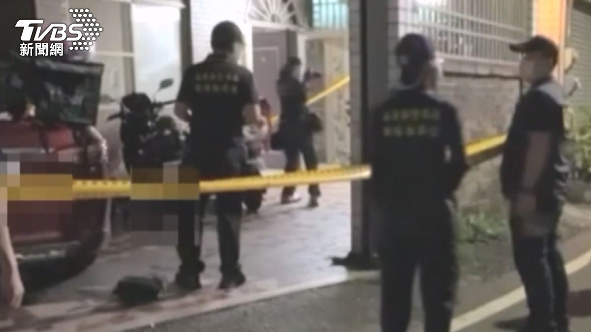 現場拉起長條封鎖線,鑑識人員帶著手套,準備進屋勘驗採證(圖/TVBS)
