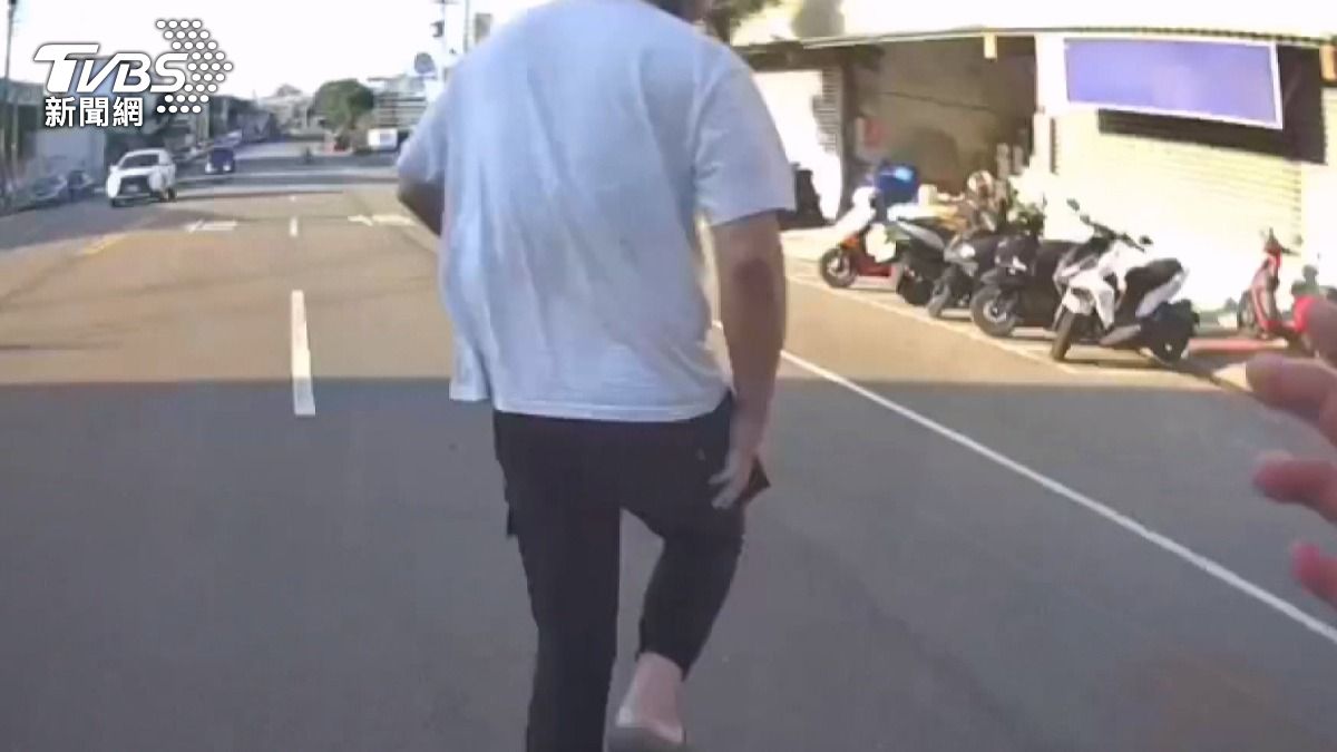 闖紅燈逆向行駛「自我通緝」！杜男一個月後真被逮捕。(圖／警方提供)