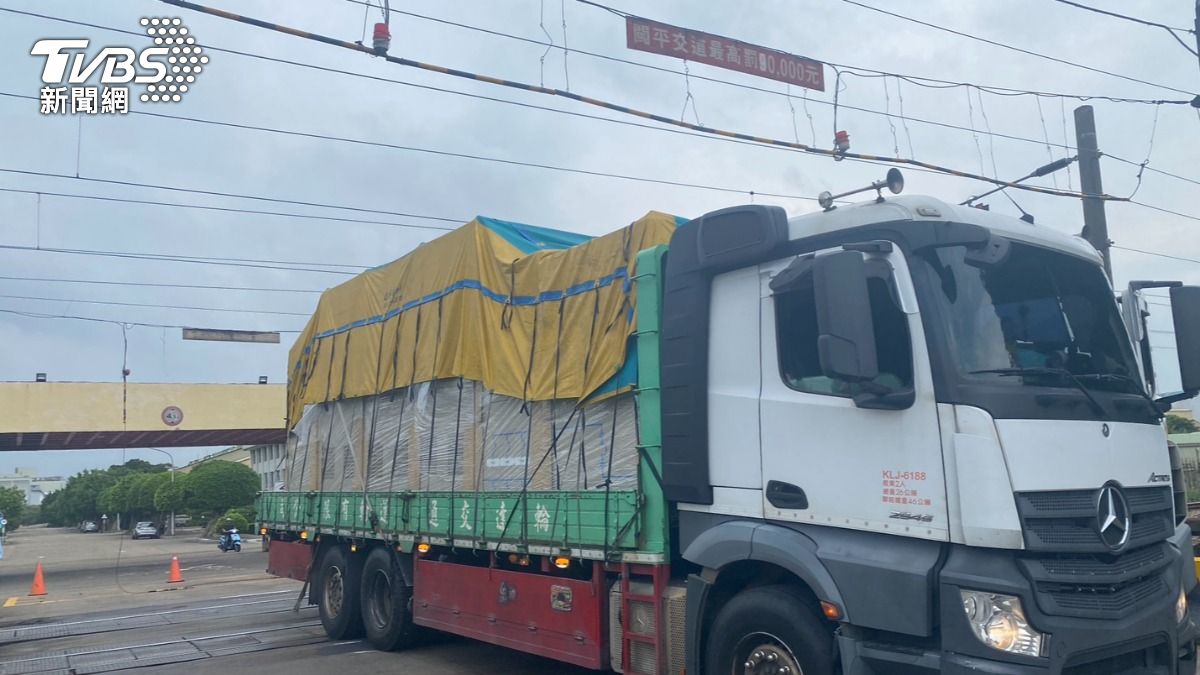 貨車疑似貨物堆放過高,卡住平交道遮斷桿。(圖/TVBS)