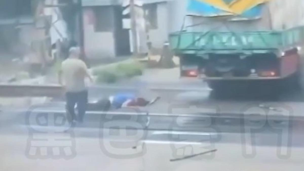駕駛觸電後從車頂摔落地面。(翻攝自黑色豪門企業)