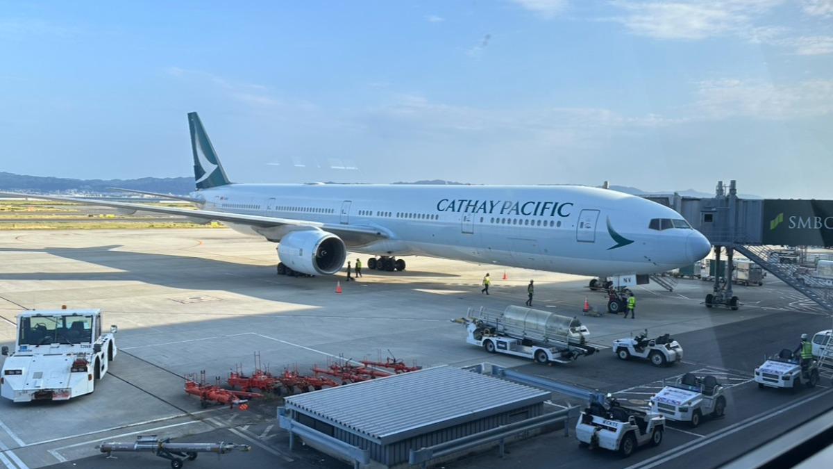 國泰航空CX565班機為調整載重平衡,全機行李都卸載未飛。(圖/翻攝自臉書爆料公社公開版)