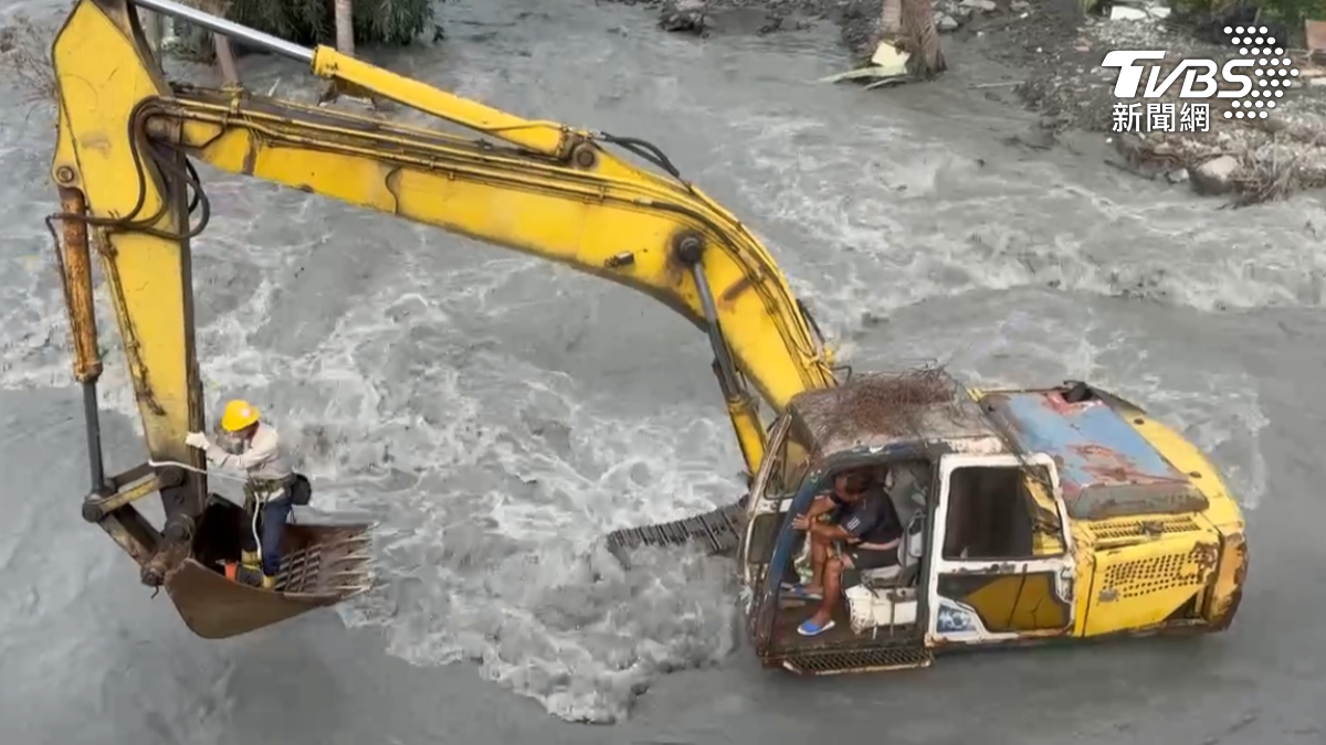 台東溪水湍急阻搶修!台電員「緊抱怪手臂」驚險畫面全被錄(圖/TVBS)