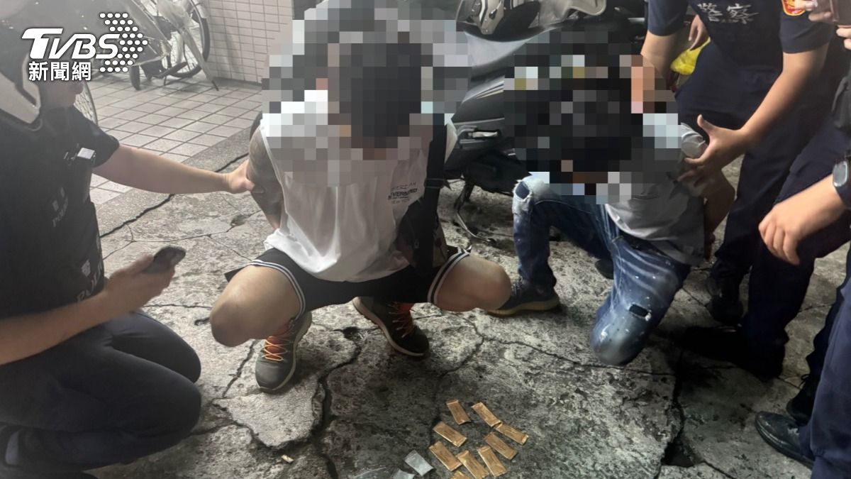新莊警方深夜盤查雙載騎士,懷疑他們販毒當場人贓俱獲。(圖/TVBS)