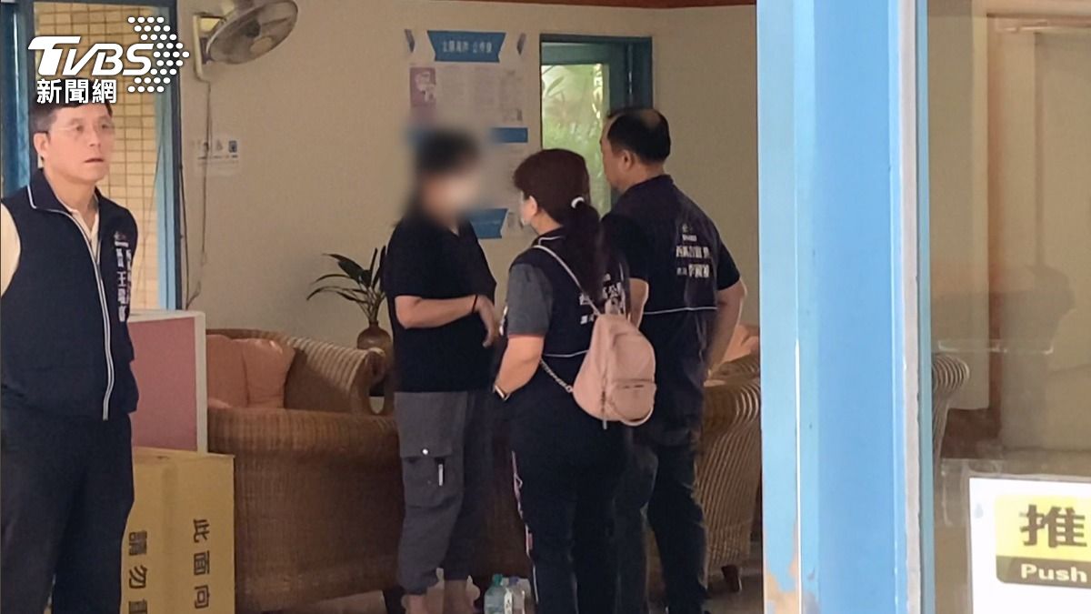 有住戶表示,在起火前還聽到爭吵和爆炸聲。(圖/TVBS)
