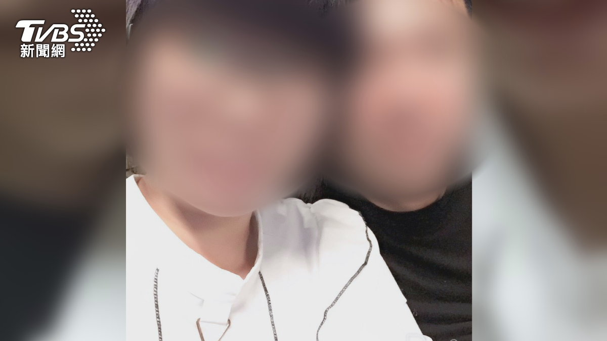兩人臉貼臉親密合照的PO文,也已經是8年前了(圖/翻攝 臉書)