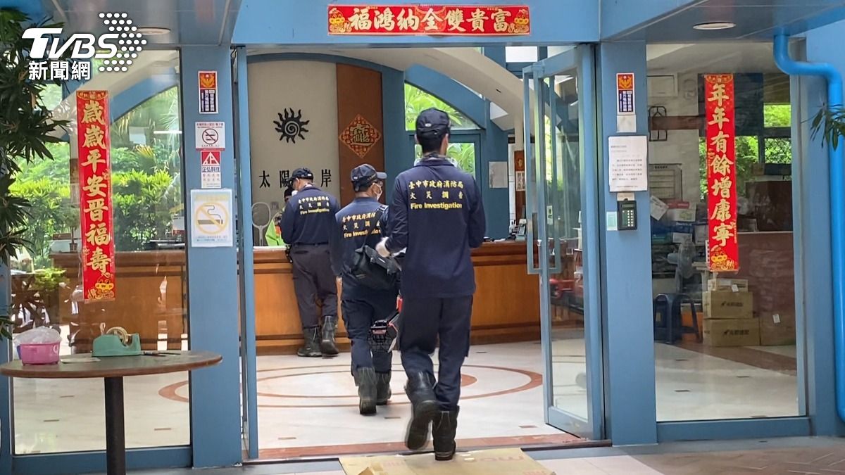 火調小組正在尋找起火原因,檢察官將會同法醫相驗。(圖/TVBS)