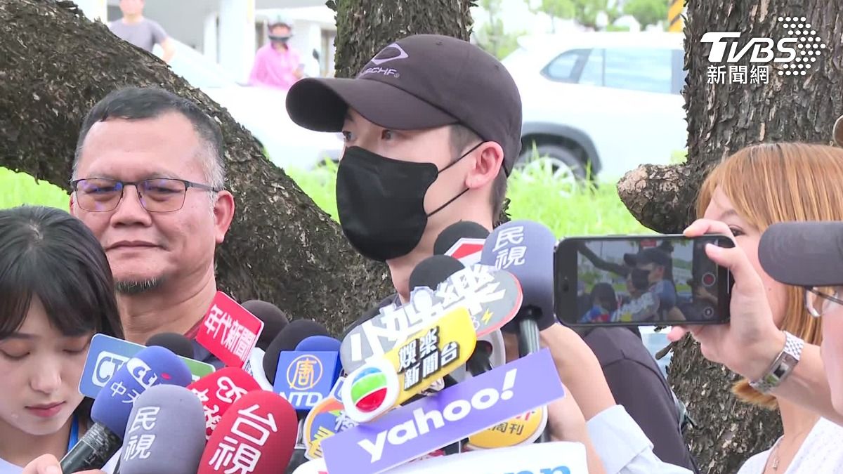 許光漢接受媒體聯訪。(圖/TVBS)