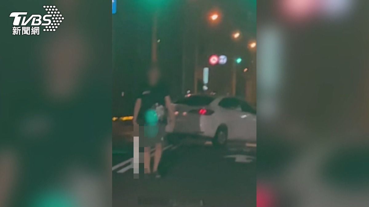 台中男持刀逼車,路怒男停車「換武器再衝」。(圖/翻攝社會事新聞影音)