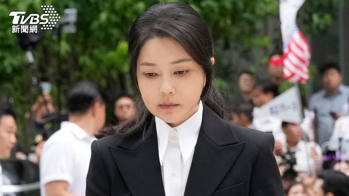 南韓前第一夫人金建希遭檢方傳喚,前往首爾特檢辦公室接受調查。(圖/達志影像美聯社)