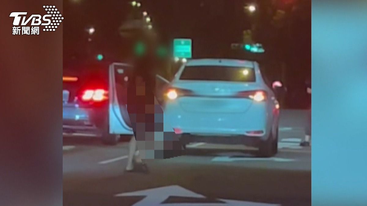 「恐怖路怒男」持刀當街揮舞,恐嚇畫面全都錄。(圖/翻攝社會事新聞影音)